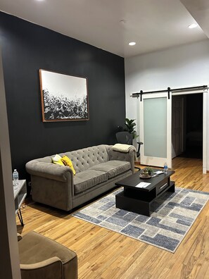 Living area - Chic 1-bedroom apartment,15mims from downtown (Chicago)