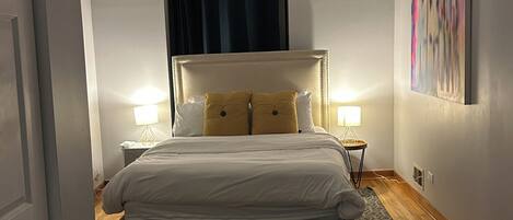 1 habitación, tabla de planchar con plancha y ropa de cama