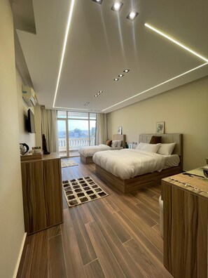 Deluxe Triple Room, Mountain View | Literie de qualité, coffre-fort, fer et planche à repasser