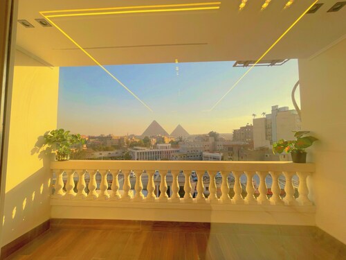 Roone Pyramids View Inn