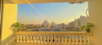 Roone Pyramids View Inn