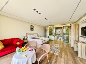 Deluxe Suite, Mountain View | Ropa de cama de alta calidad y caja de seguridad en la habitación