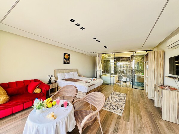 Deluxe Suite, Mountain View | Premium bedding, in-room safe, iron/ironing board, free WiFi - Roone Pyramids View Inn (Giza)