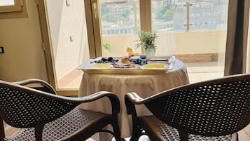 Deluxe Suite, Mountain View | Restauration dans la chambre