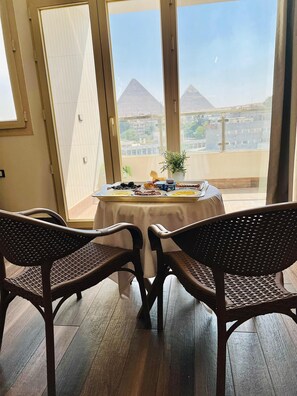 Deluxe Suite, Mountain View | In-room dining