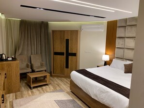 Comfort vierpersoonskamer, 2 queensize bedden | Luxe beddengoed, een kluis op de kamer, een strijkplank/strijkijzer