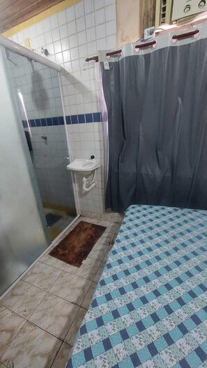 Suíte 501 com ar - Bem pequena (1 pessoa) | Baño