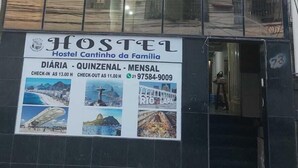 Un hostal con un cartel anunciando entrada a las 13:00 y salida a las 11:00.