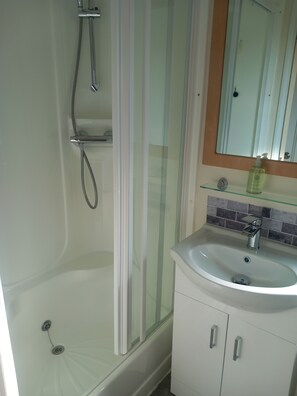 Dusj, hårføner, såpe og toalettpapir