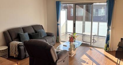 Stylish 4 bedroom 3 bathroom lakeside townhouse