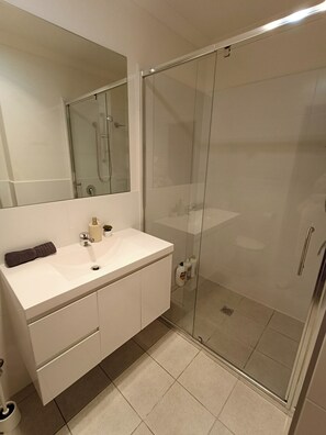 Haartrockner, Handtücher, Seife, Toilettenpapier