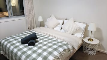4 bedrooms, iron/ironing board, WiFi, bed sheets