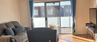 Stylish 4 bedroom 3 bathroom lakeside townhouse