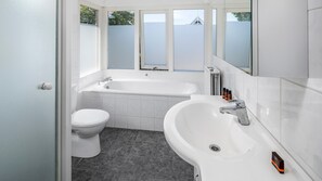 Villa (Buitenhuis Comfort 12) | Bathroom