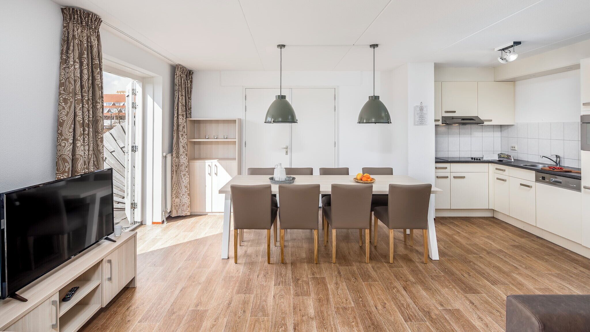 Un apartamento moderno con comedor, cocina y sala de estar.