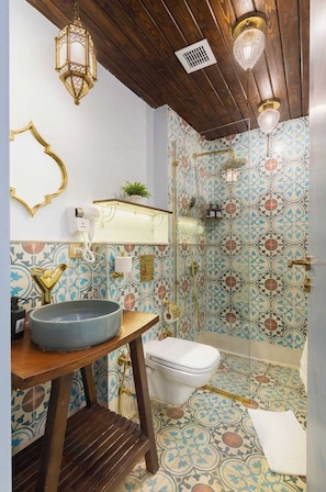 Studio | Salle de bain | Articles de toilette écologiques, sèche-cheveux, serviettes fournies