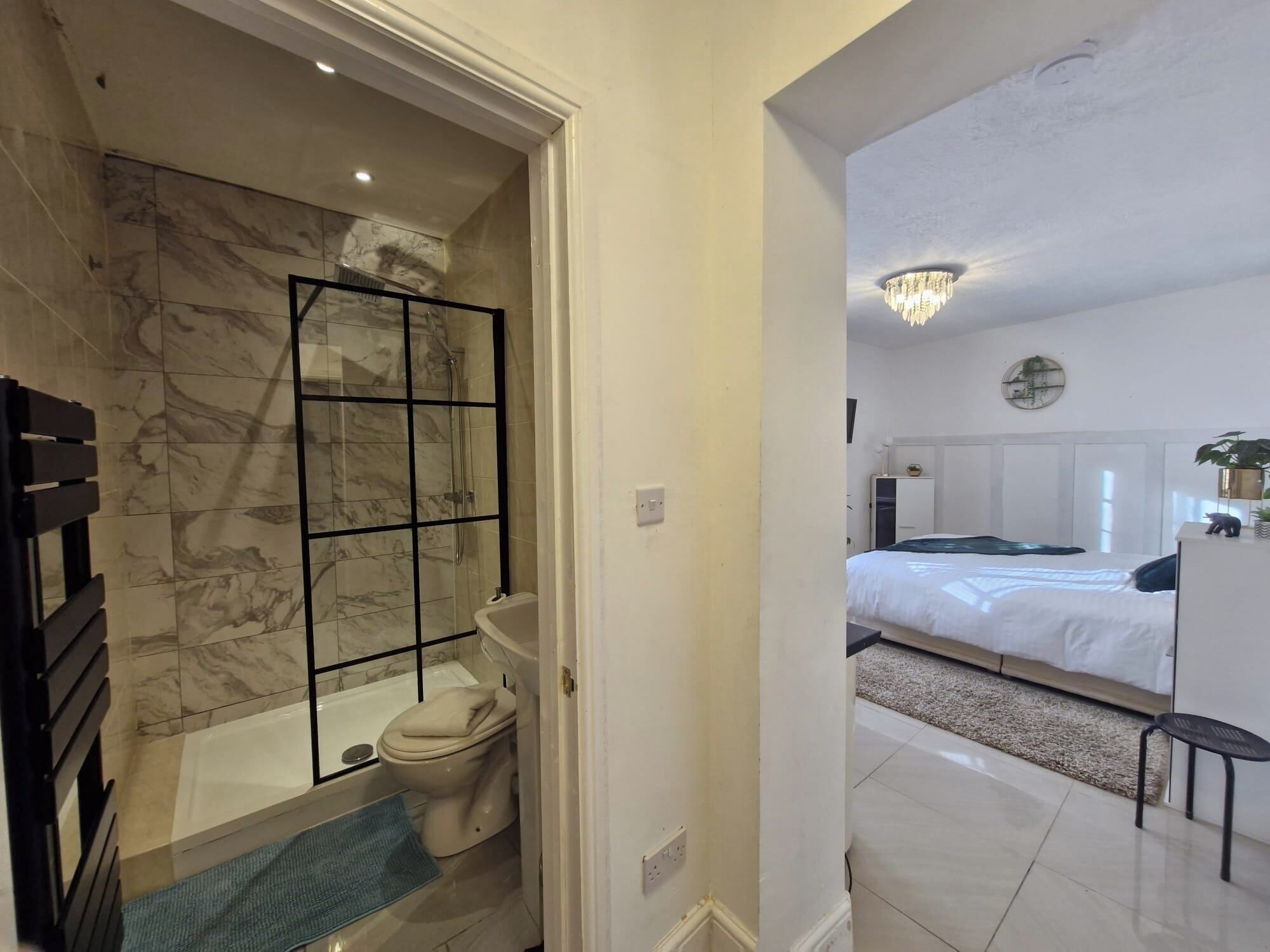 Leilighet | Bad | Dusj, toalettartikler (inkludert), hårføner og håndklær