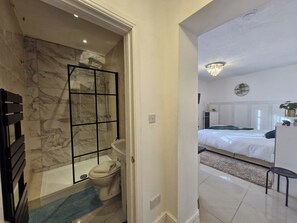 Apartment | Bathroom | Shower, free toiletries, hair dryer, towels - Seaside Bliss Apartment for Style and Comfort (Cleethorpes)