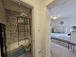 Apartamento | Baño | Ducha, artículos de higiene personal gratuitos y secador de pelo