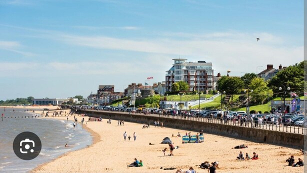 A beach with a promenade, buildings, and a clear sky. - Seaside Bliss Apartment for Style and Comfort (Cleethorpes)