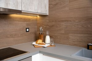 Fridge, oven, stovetop, dishwasher