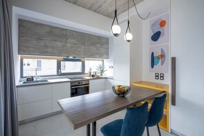 Fridge, oven, stovetop, coffee/tea maker