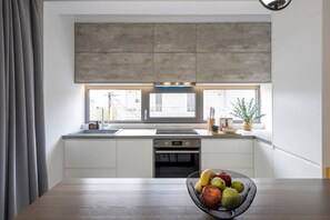 Fridge, oven, stovetop, coffee/tea maker
