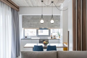 Fridge, oven, stovetop, coffee/tea maker