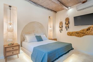 Desk, iron/ironing board, WiFi, bed sheets