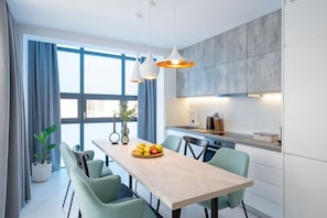 Fridge, oven, stovetop, dishwasher