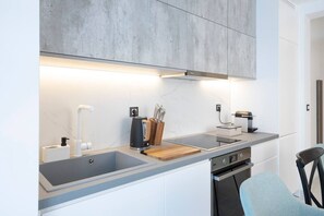 Fridge, oven, stovetop, dishwasher