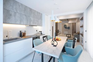 Fridge, oven, stovetop, dishwasher