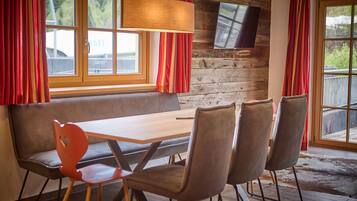 Comfort-Apartment, 2 Schlafzimmer, Bergblick | Essbereich im Zimmer