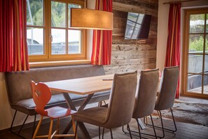 Apartamento conforto, 2 quartos, vista para a montanha | Opções para refeição no quarto