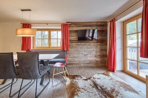 Comfort Apartment, 2 Bedrooms, Mountain View | In-room dining