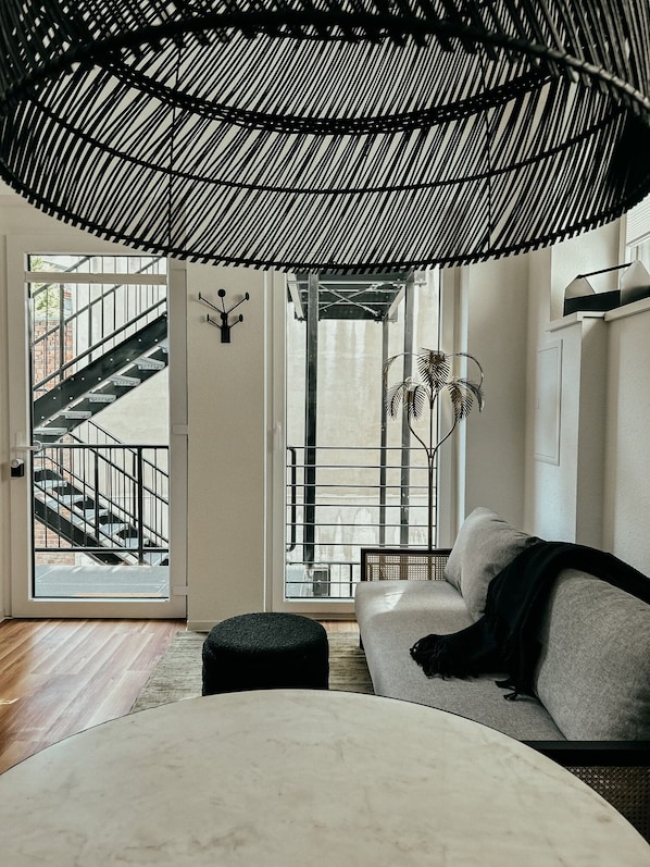 각각 다른 스타일의 인테리어, 각각 다르게 가구 비치, 암막 커튼, 방음 설비