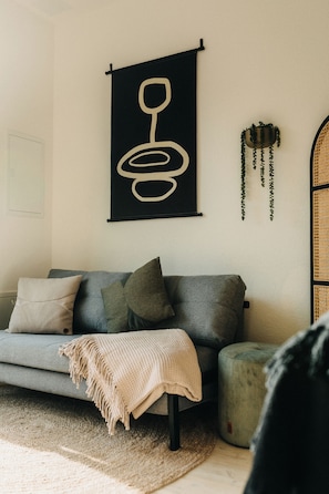 32-inch LED TV with digital channels, Netflix, pay films - Brick Lofts by BHH Living (Düsseldorf)