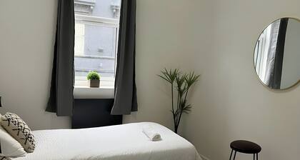 Pet Friendly - Parking - 3 Bedrooms - 6 Guests