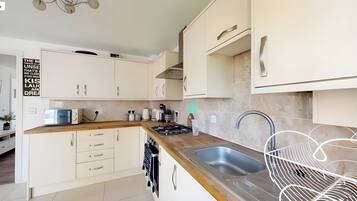 Rumah | Dapur pribadi | Lemari es, microwave, oven, dan kompor