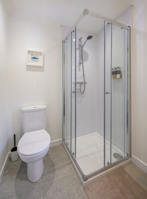 Douche, sèche-cheveux, serviettes fournies, savon