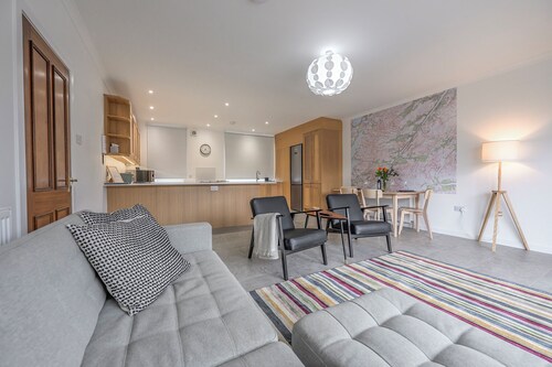 Heathercroft Apartment-Modern Comfort in Fort William.