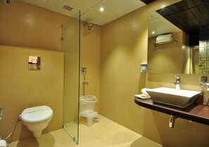 Shower, pengering rambut, sandal, dan handuk