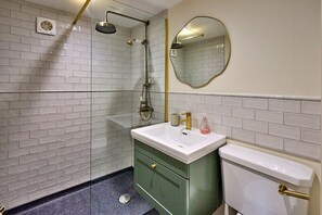 Douche, serviettes fournies