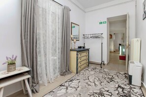 Interior - Relax in Elliniko Hidden Gem-vintage Bungalow With Garden and Hot Tub in an Iglo (Elliniko-Argyroupoli)