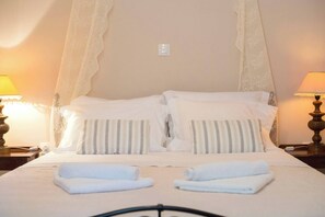 3 bedrooms - Relax in Elliniko Hidden Gem-vintage Bungalow With Garden and Hot Tub in an Iglo (Elliniko-Argyroupoli)