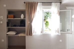 Interior - Relax in Elliniko Hidden Gem-vintage Bungalow With Garden and Hot Tub in an Iglo (Elliniko-Argyroupoli)