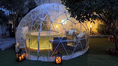 Relax in Elliniko Hidden Gem-vintage Bungalow With Garden and Hot Tub in an Iglo