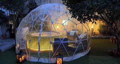 Relax in Elliniko Hidden Gem-vintage Bungalow With Garden and Hot Tub in an Iglo