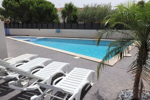 Utendørsbasseng og et oppvarmet basseng