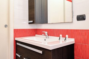 Bathroom - JOIVY Cozy flat near CityLife district (Milan)